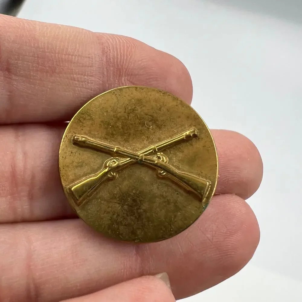 Vintage WWII Button Crossed Rifles‎ Brass Collar Lapel Pin U.S. Military